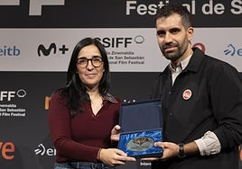 Alauda Ruiz de Azúa recibe de manos de Tamar Novas el Feroz 2025 del Zinemaldia por 'Los domingos'.