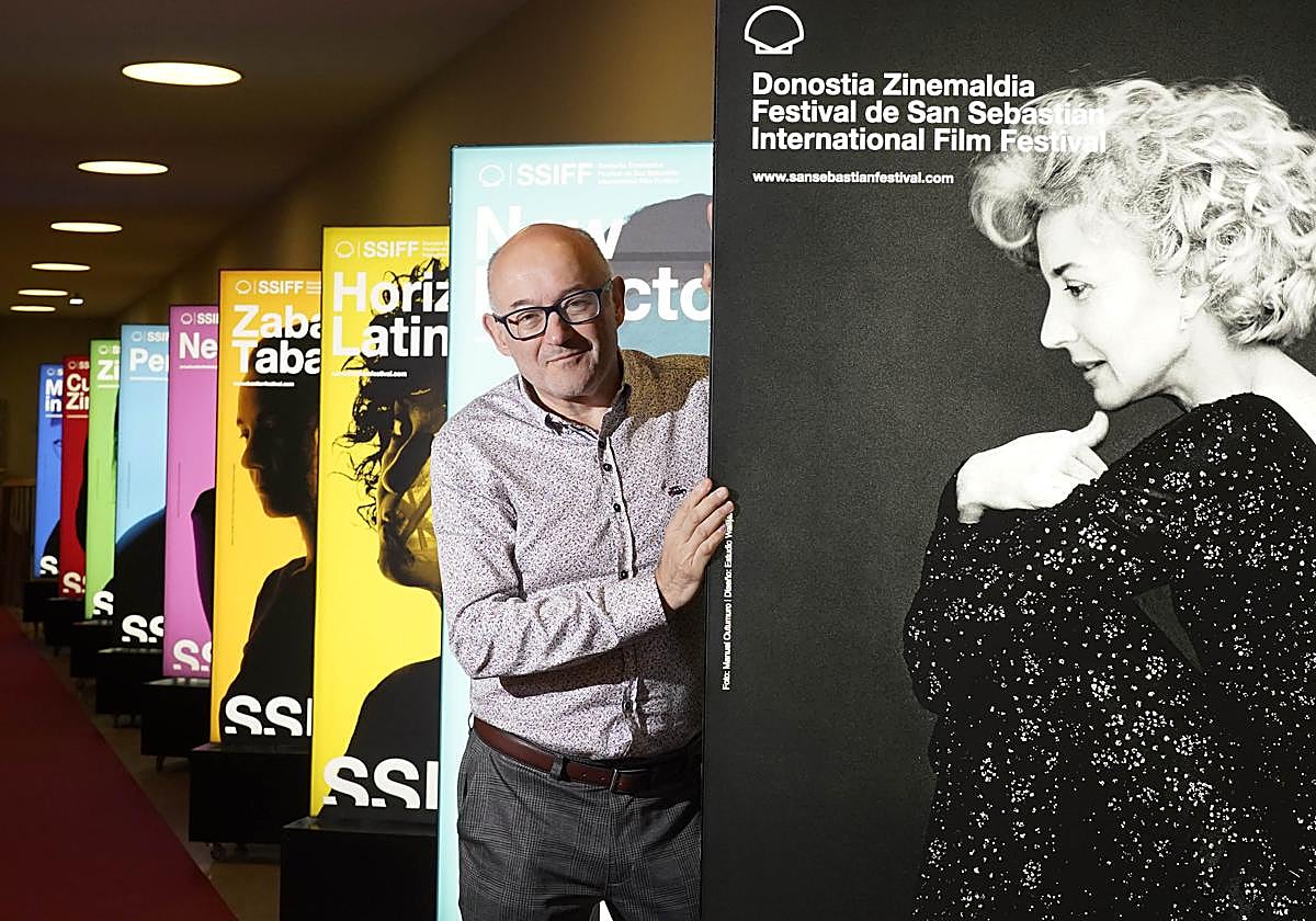 José Luis Rebordinos, con los carteles de esta edición en el Kursaal donostiarra.