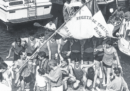 Los remeros de Zumaia ondean una de las dos banderas de la Concha que ganaron y los aficionados de Orio agasajan a sus héroes en la rampa del Muelle hace dos semanas.