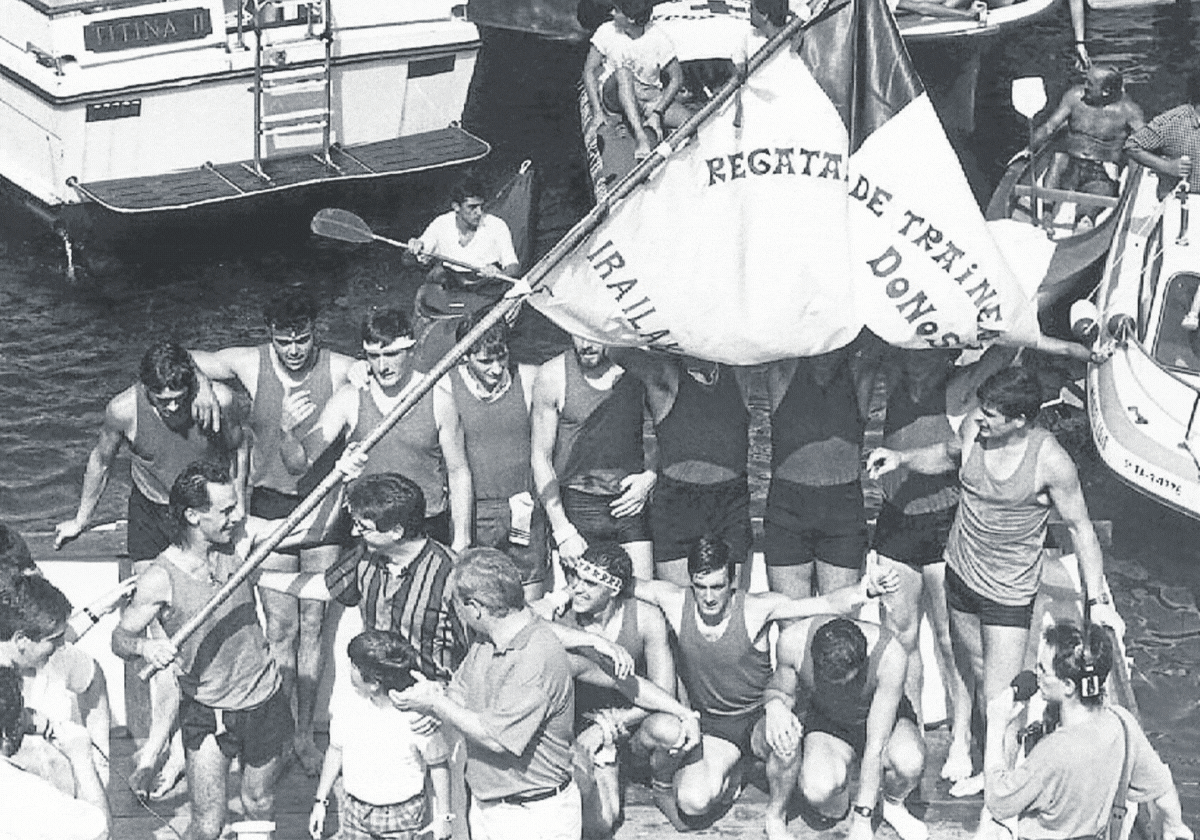 Los remeros de Zumaia ondean una de las dos banderas de la Concha que ganaron y los aficionados de Orio agasajan a sus héroes en la rampa del Muelle hace dos semanas.