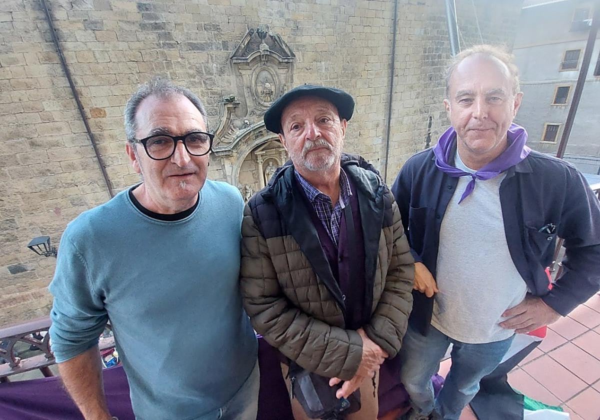 El alcalde Teo Alberro, el chupinero Manolo Gestido y el teniente de alcalde Miguel Mari Torrea, en el balcón de la tenencia.