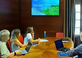 Udaleko ordezkariak eta Geograma enpresako langileak proiektua prestatzeko egindako bilera batean.