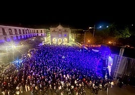 El pop elegante y electrónicode Bulego llenó la plaza con pegadizas y exitosascanciones.