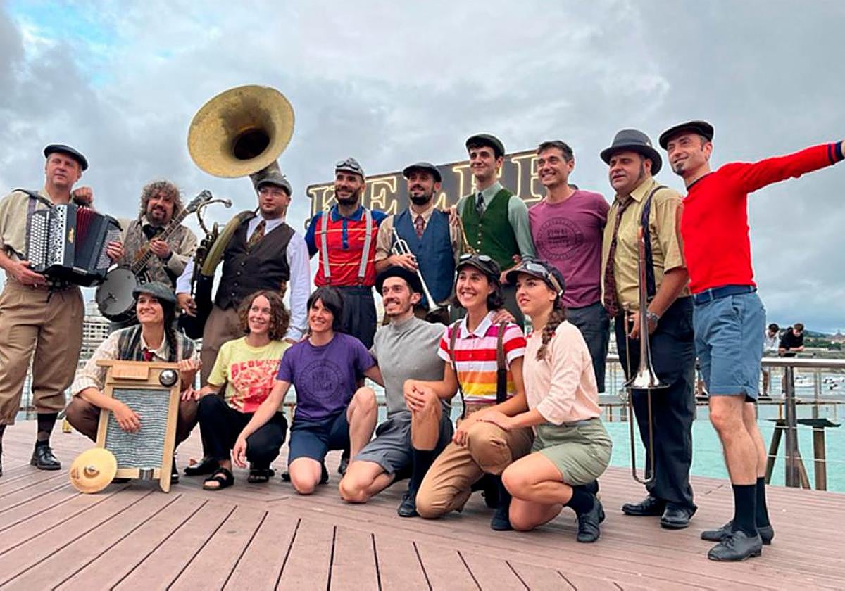 Artistas de la función itinerante que el 5 de octubre ambientará las calles.