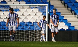 Carbonell, delante, y Balda, se lastiman tras el empate del Córdoba ayer en Anoeta.