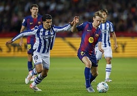 Carlos Soler le intenta robar el balón a Frenkie de Jong.