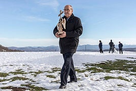 Jose Mari Ustarroz Mikel Deunaren irudia eskuetan duela azken neguan Aralarren.