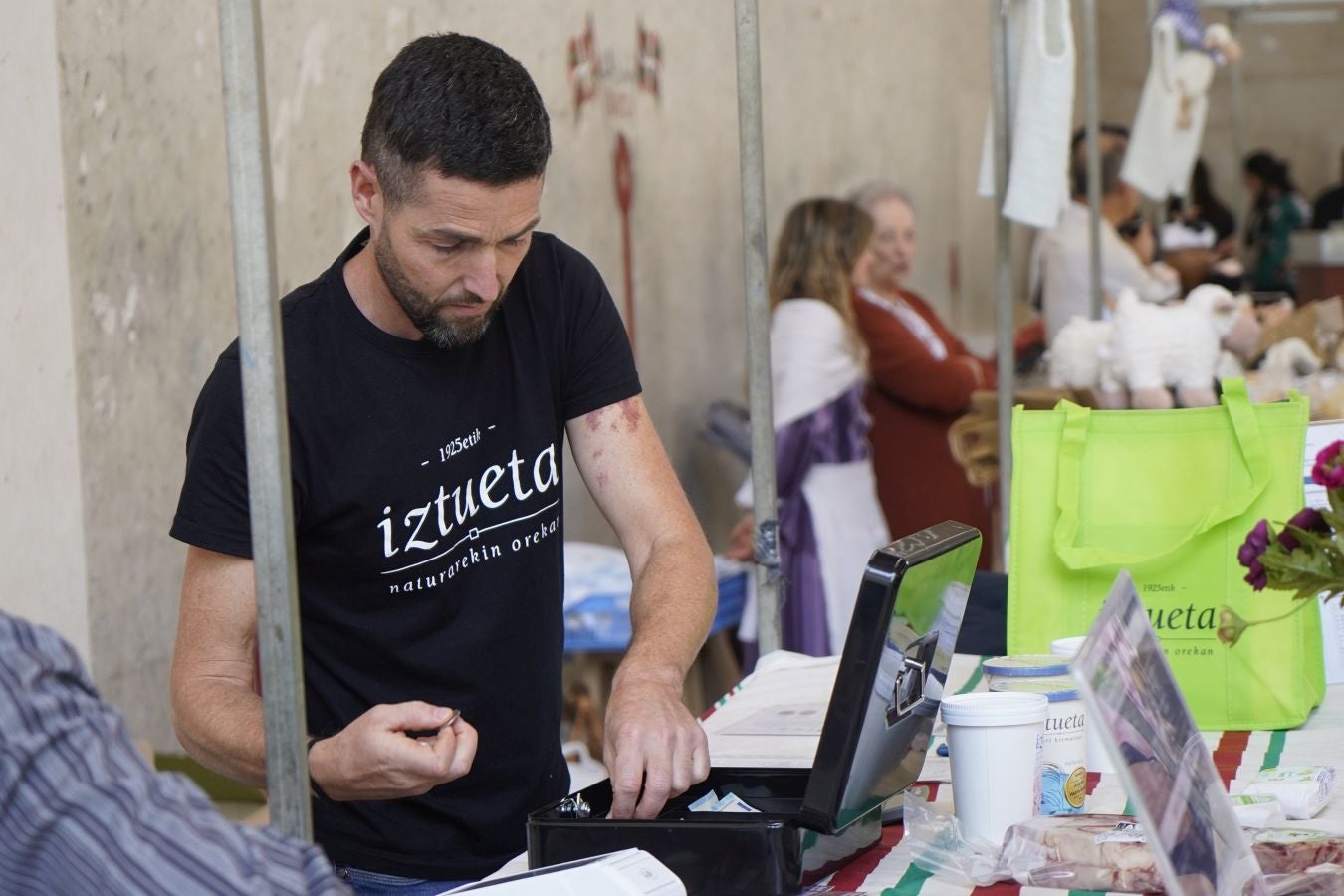 Landa-mundua Lazkaoko bihotzean: Basherri Eguna ospakizun betean