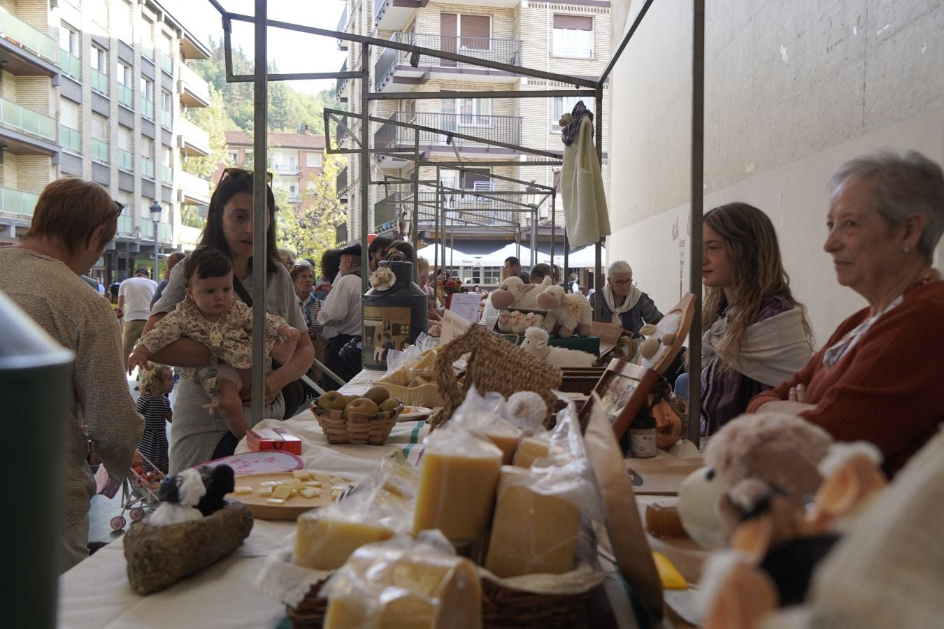 Landa-mundua Lazkaoko bihotzean: Basherri Eguna ospakizun betean