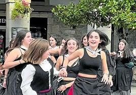 La quintada que tenía que bailar en la tamborrada, calentando motores