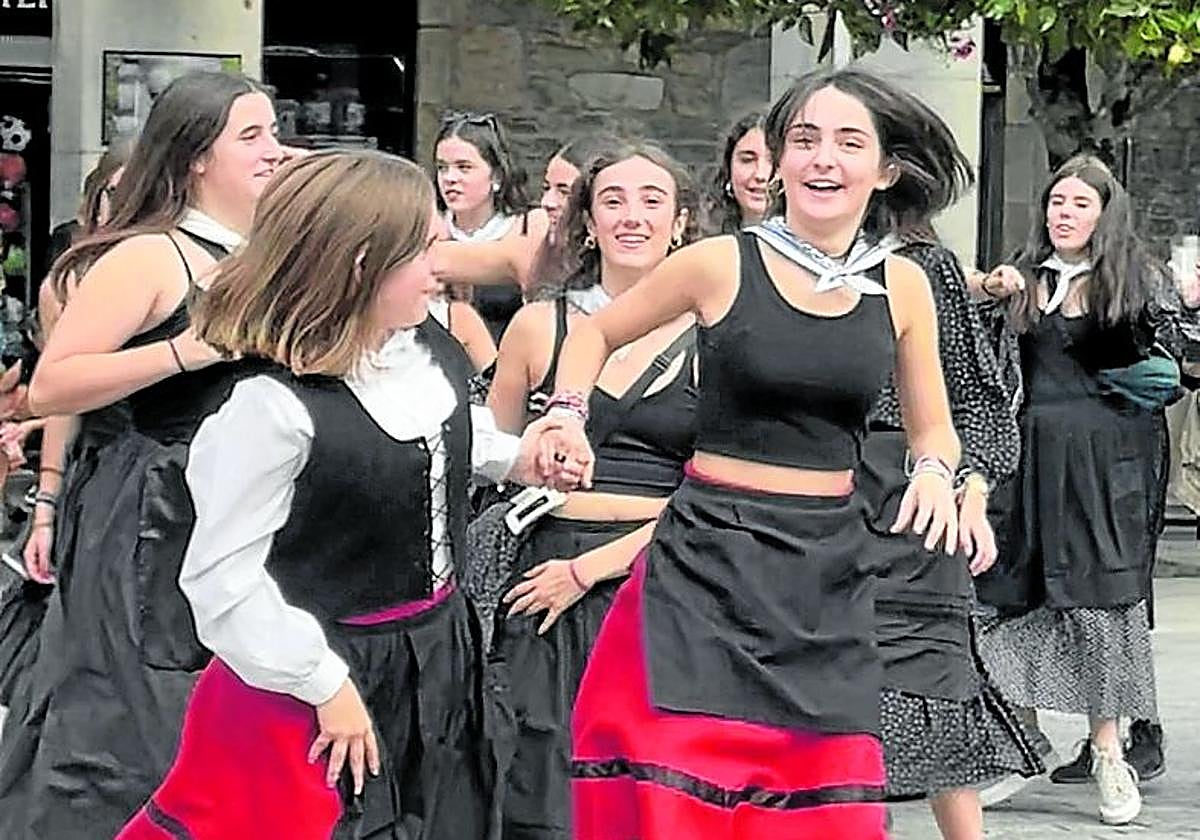 La quintada que tenía que bailar en la tamborrada, calentando motores