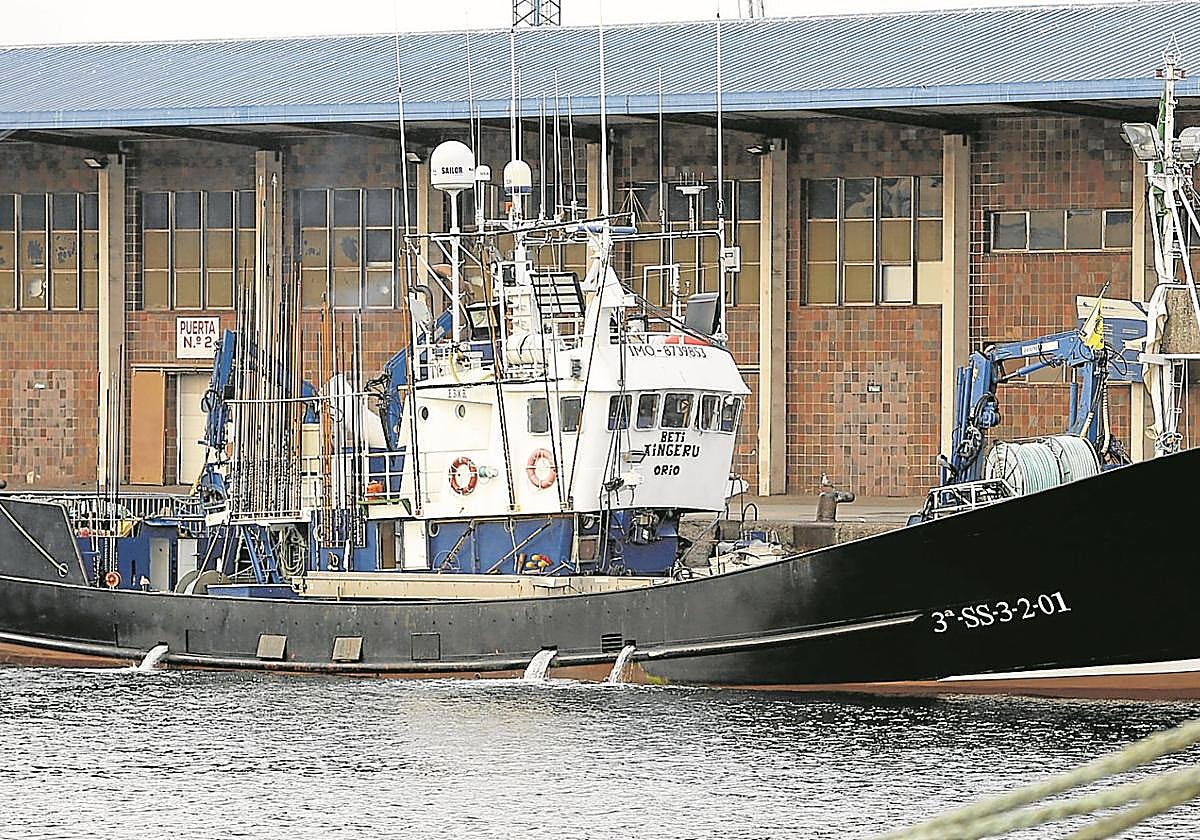 La embarcación pasaitarra atracada en el muelle de El Musel tras sufrir el incidente con su tripulación.