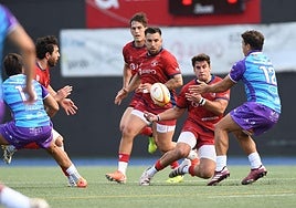 Disputa por el balón en el encuentro de este domingo.