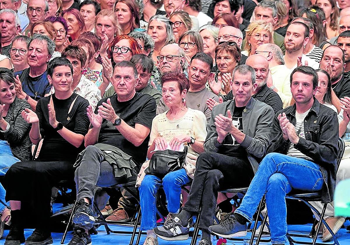 Arnaldo Otegi, Itziar Aizpurua y Arkaitz Rodriguez en el homenaje a 'Txiki' y Otaegi.