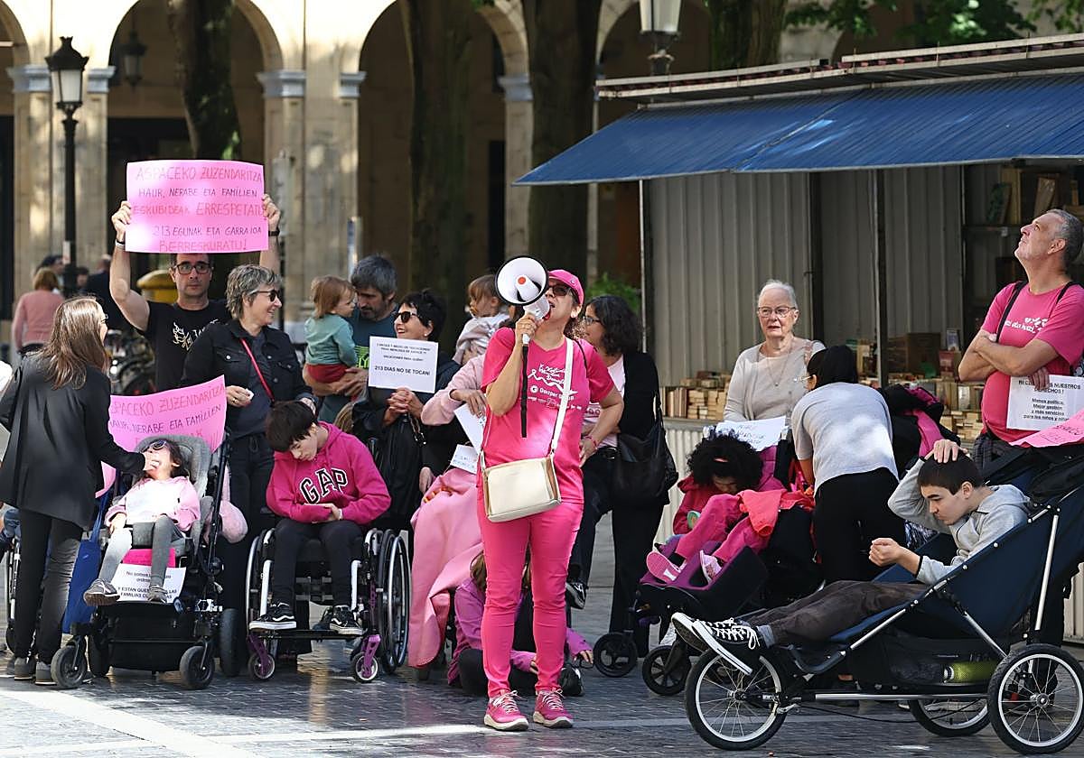 Familias de Aspace protestan por la reducción del calendario lectivo.