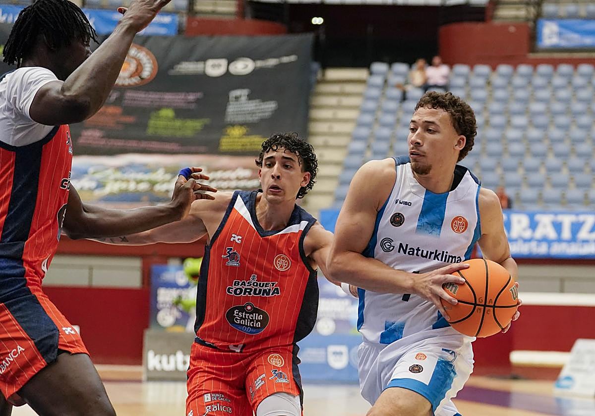 Lance Terry penetra a canasta anta Pacheco y Thiam.