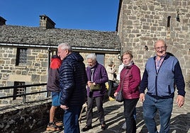 Meza entzun ondoren, santutegiarena tarian