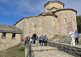 Santutegira goizean zehar meza entzutera hurbildu dira elizkoiak.