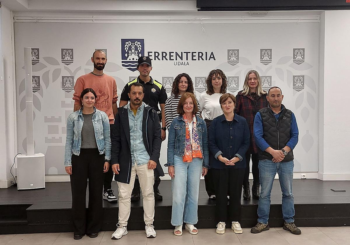 Los distintos agentes que colaboran en el programa en la Sala Reina