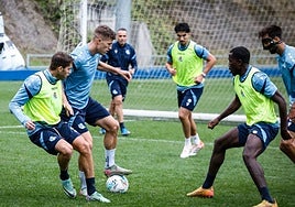 Zakharyan, Sucic, que pisa el balón, Soler, Lebarbier y Brais en el entrenamiento de los suplentes de hoy lunes