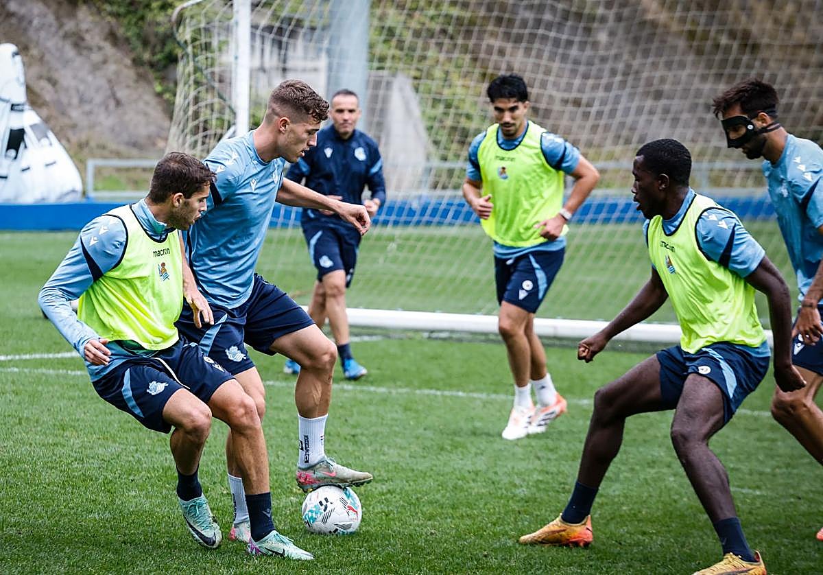 Zakharyan, Sucic, que pisa el balón, Soler, Lebarbier y Brais en el entrenamiento de los suplentes de hoy lunes