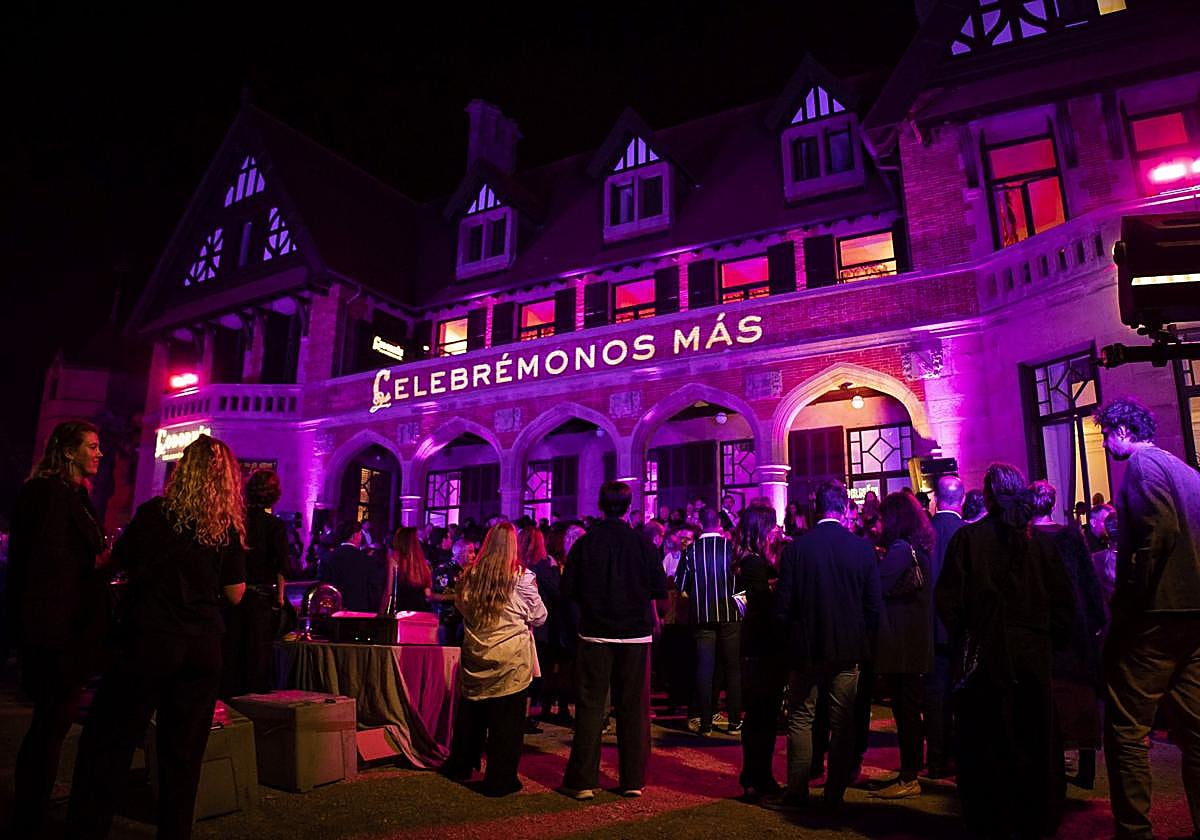 Imagen exterior del Palacio de Miramar durante la multitudinaria fiesta de clausura.