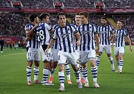 Álvaro Odriozola es felicitado por todos sus compañeros tras marcar el 0-1 ayer en Montjuic.