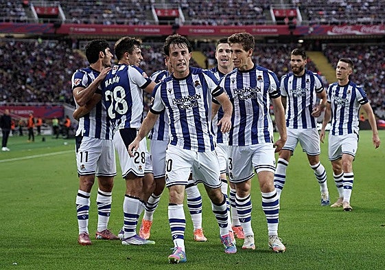 Álvaro Odriozola es felicitado por todos sus compañeros tras marcar el 0-1 ayer en Montjuic.