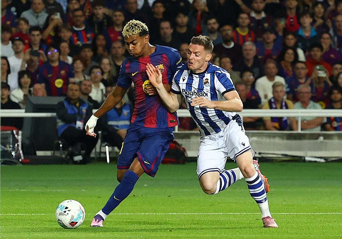 Sergio Gómez trata de cargar con el cuerpo a Lamine Yamal en un lance del encuentro celebrado en Montjuïc