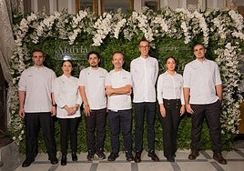 Los chefs encargados de elaborar el menú posan minutos antes de que arrancara el evento.