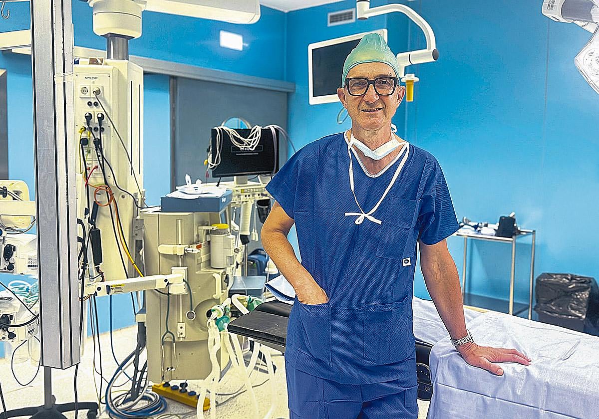 El Dr. José Miguel Izquierdo posa en un quirófano de Policlínica Gipuzkoa.