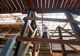 Una visitante accede al interior de la nao San Juan