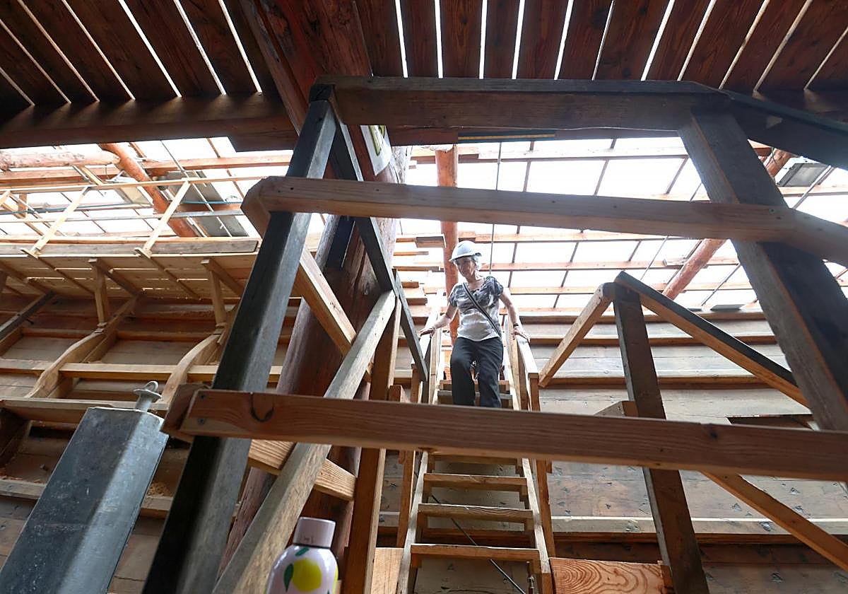 Una visitante accede al interior de la nao San Juan