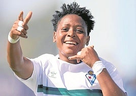 Opa Clement sonríe plena de felicidad tras abrir su cuenta anotadora con el gol que reportó la victoria.