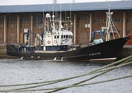 El 'Beti Aingeru', amarrado en el muelle de El Musel en el puerto de Gijáon.