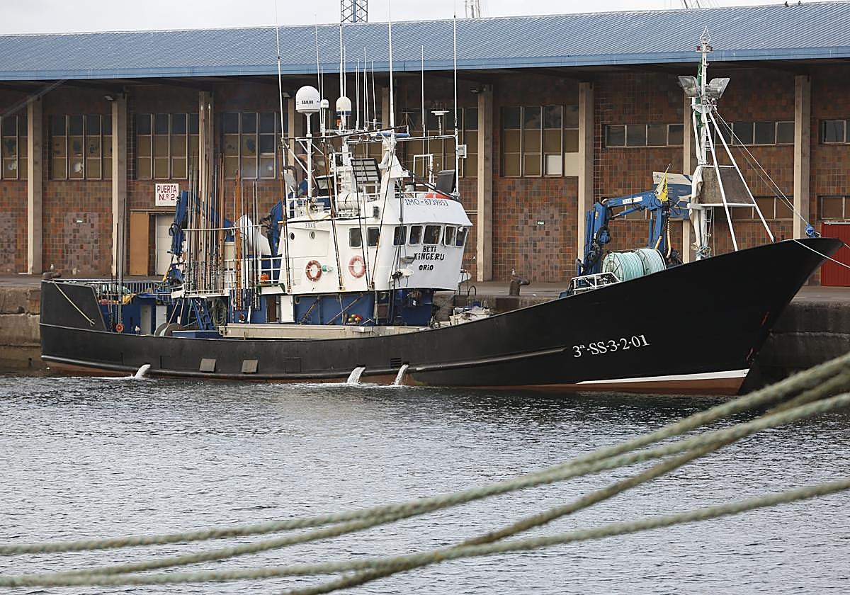 El 'Beti Aingeru', amarrado en el muelle de El Musel en el puerto de Gijáon.