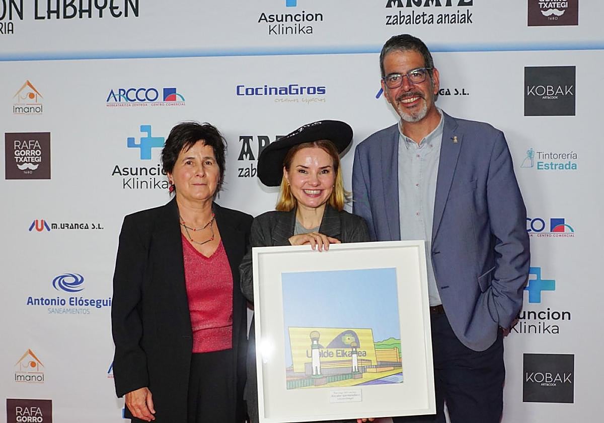La presidenta de la sociedad Ulialde, Esti Iturbe; la actriz premiada Aitziber Garmendia y el alcalde de la ciudad, Eneko Goia.