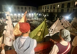 El alarde final se celebró en la plaza con las banderas de todas las sociedades ondeando en el balcón consistorial.