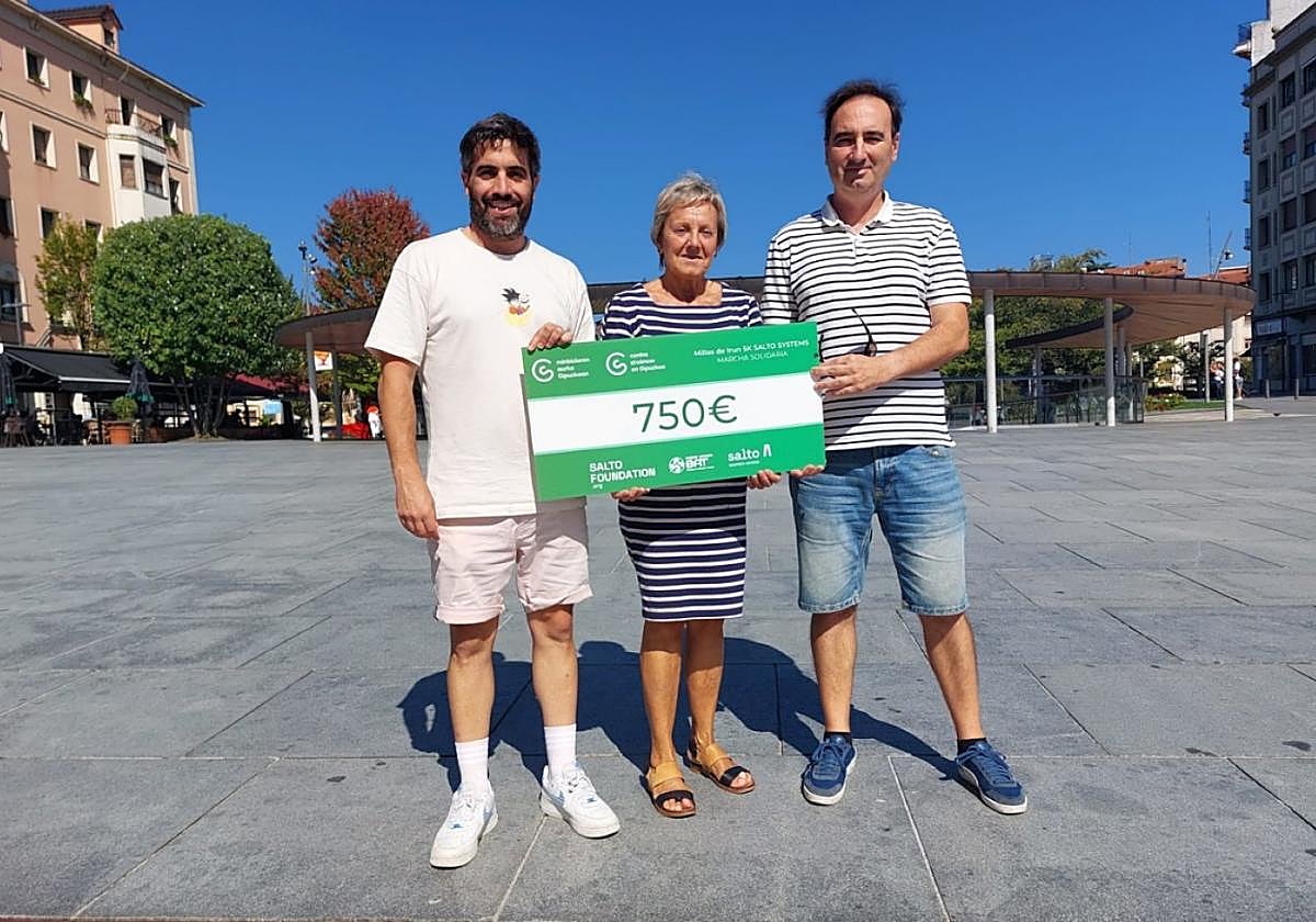 El concejal de Deportes Borja Olazabal, Gemma Landache (AECC) e Ibon Muñoz (BAT).