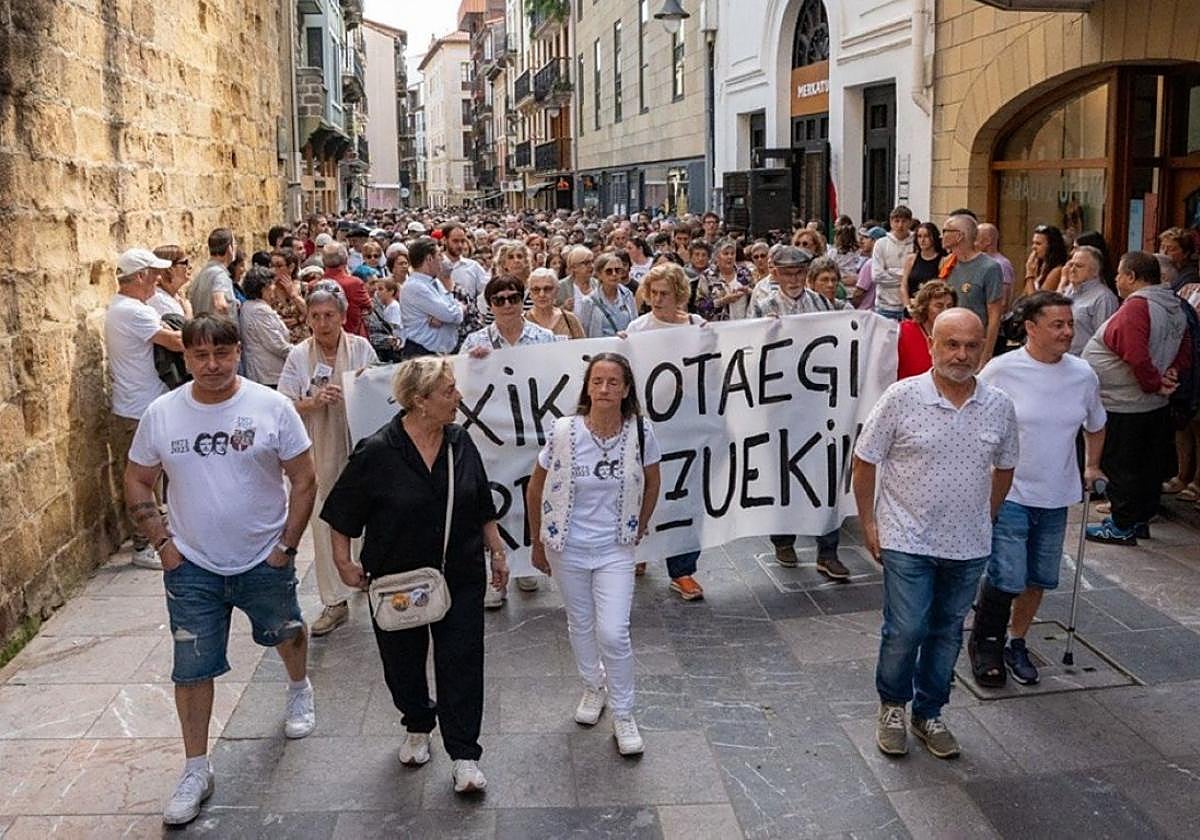 Txikiren anai-arrebak, Paredestarrak, Kale Nagusian zehar, eta atzetik ikuskizunean parte hartu zuten herritarrak.
