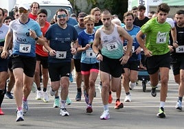 Instante en el que los participantes en la carrera Zarautz Bihotzekin iniciaban su andadura junto a la pista de atletismo del barrio de Itxasmendi.