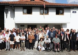Las personas reunidas en Aiastia posan tras la misa de ayer, día de San Miguel.