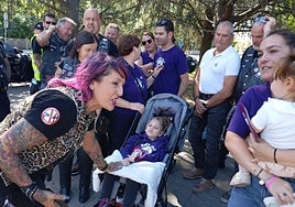 Un grupo de moteros se fotografía con Mara, su madre Susana, su padre Diego y la abuela Luci.