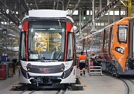 Un operario de CAF supervisa varios trenes en la fábrica de la empresa de Beasain.