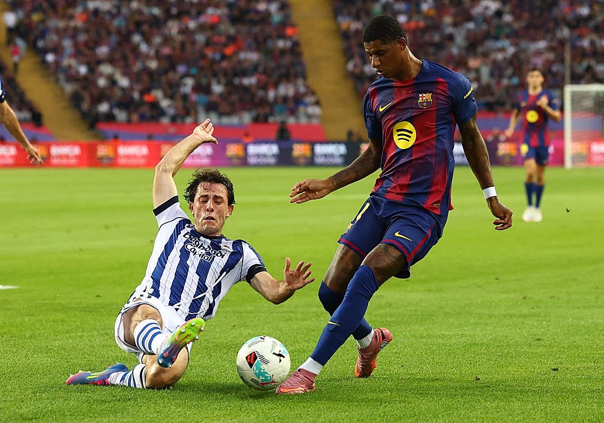 Álvaro Odriozola detiene una internada de Rashford durante el Real So