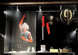 Marisa Paredes y su icónica escena de 'Tacones Lejanos' en la joyería Charo Casteres.