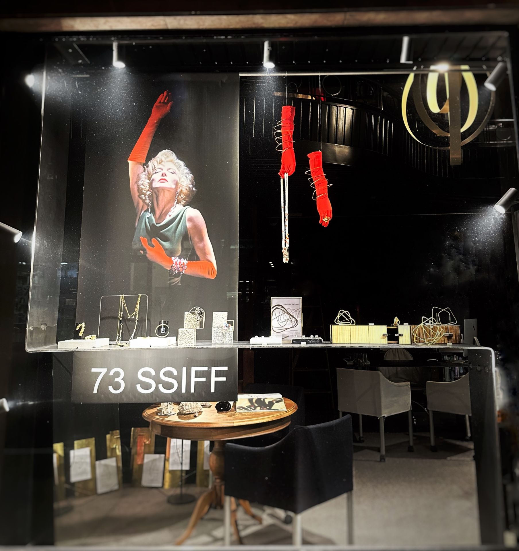 Marisa Paredes y su icónica escena de 'Tacones Lejanos' en la joyería Charo Casteres.