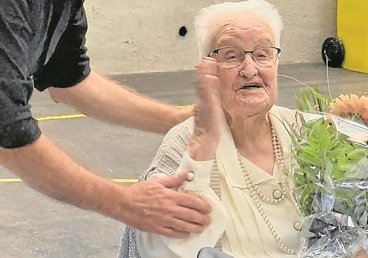 Brígida recibió un ramo de manos de alcalde Zubizarreta, y Dorleta Sologaistoa impuso la txapela a Jose Mari.