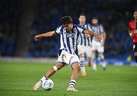 Jon Mikel Aramburu dispara a puerta contra el Mallorca, partido en el que se dañó