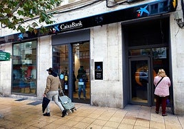 Imagen de archivo de una sucursal de Caixabank.